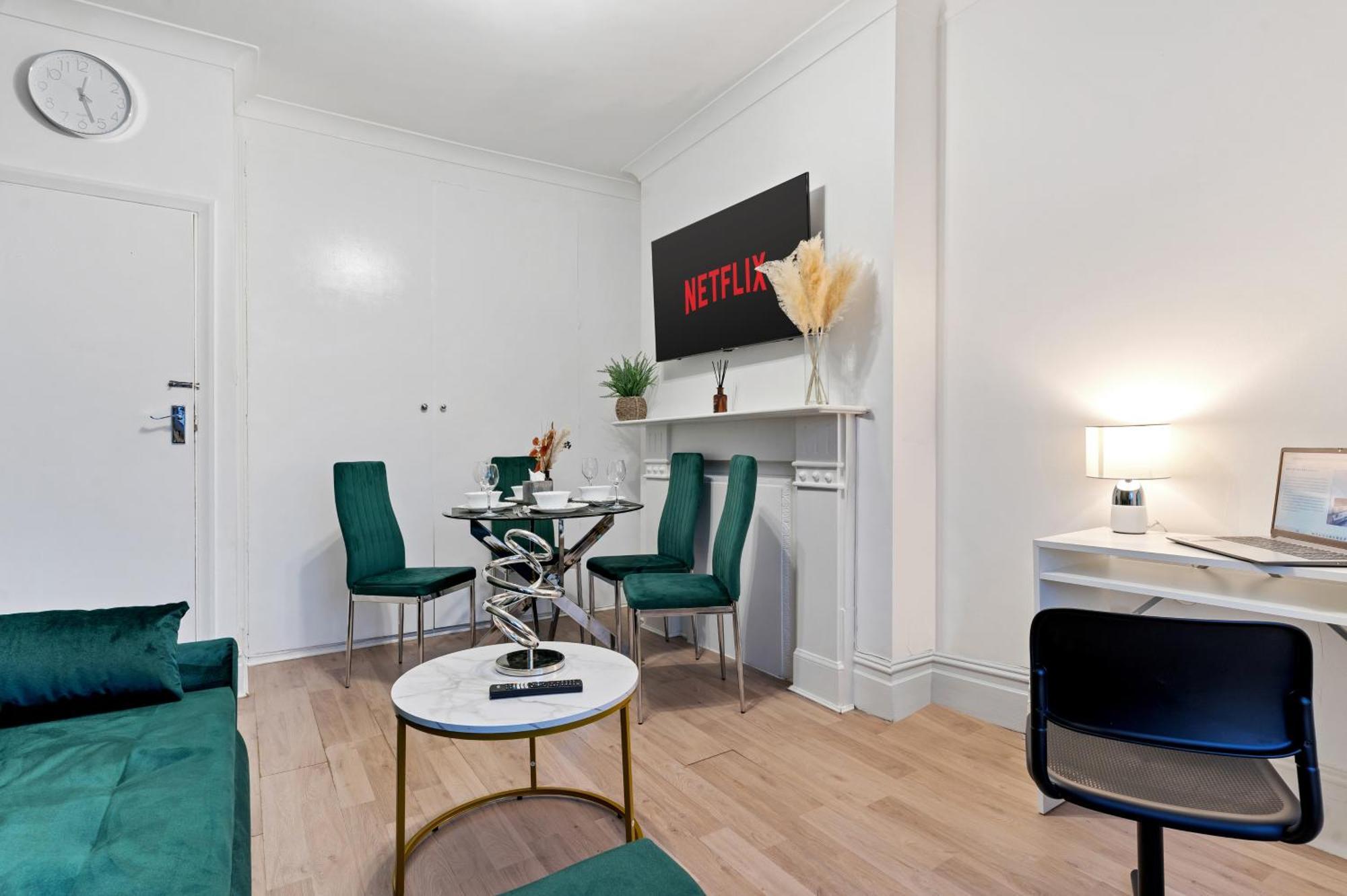 Stylish Pad In * London