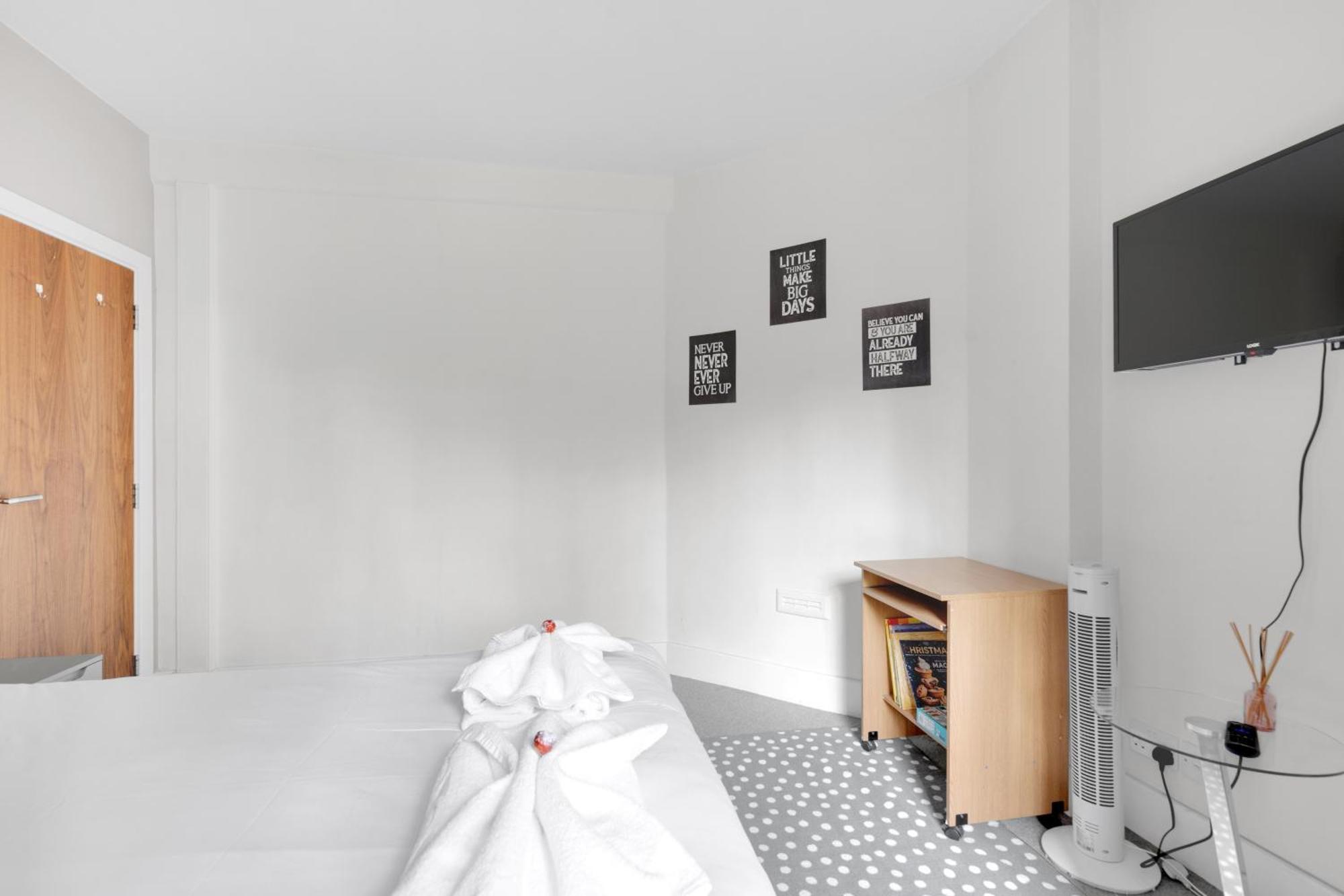 Oxford Circus - 20Min Tube ,1Gb Fibre Wifi, 2Min To Tube & Heathrow, Free Snacks & Toiletries, 2 New Smart Tvs & Sofabed