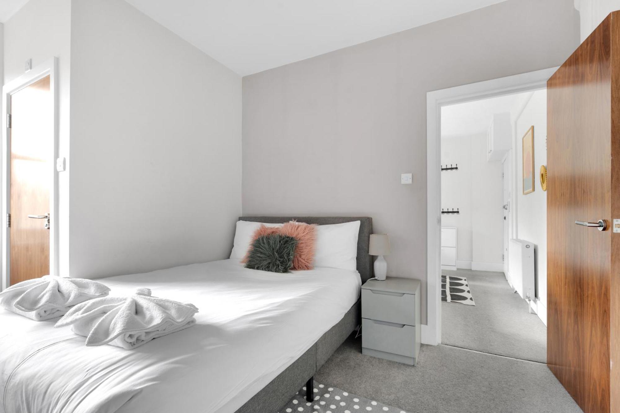 Oxford Circus - 20Min Tube ,1Gb Fibre Wifi, 2Min To Tube & Heathrow, Free Snacks & Toiletries, 2 New Smart Tvs & Sofabed Apartment *