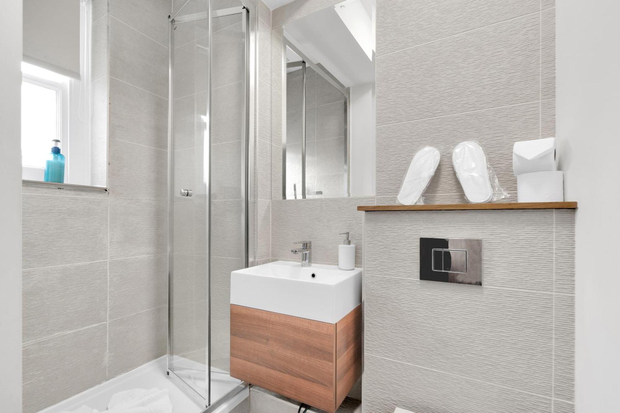 Oxford Circus - 20Min Tube ,1Gb Fibre Wifi, 2Min To Tube & Heathrow, Free Snacks & Toiletries, 2 New Smart Tvs & Sofabed * London