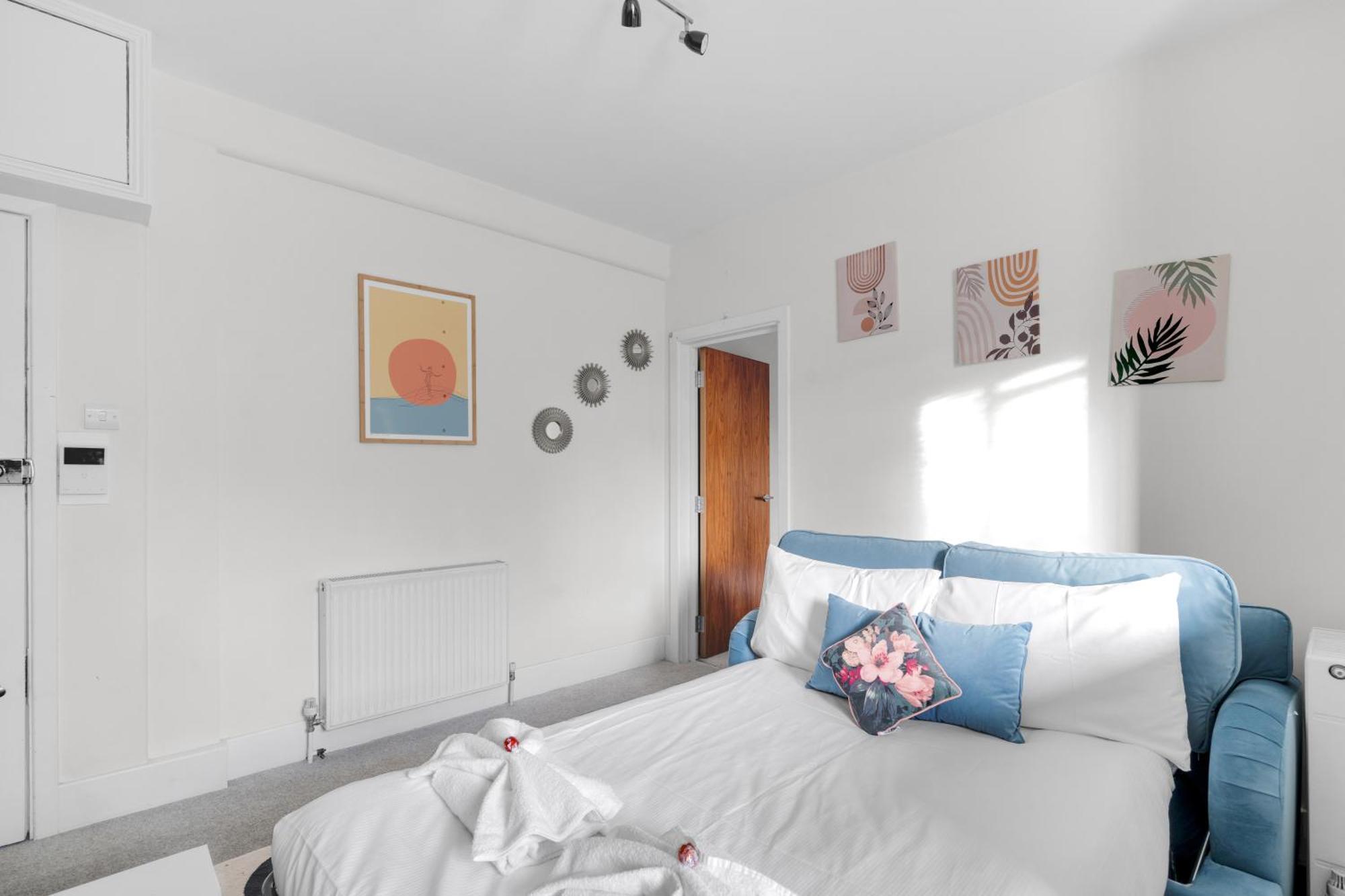 Oxford Circus - 20Min Tube ,1Gb Fibre Wifi, 2Min To Tube & Heathrow, Free Snacks & Toiletries, 2 New Smart Tvs & Sofabed