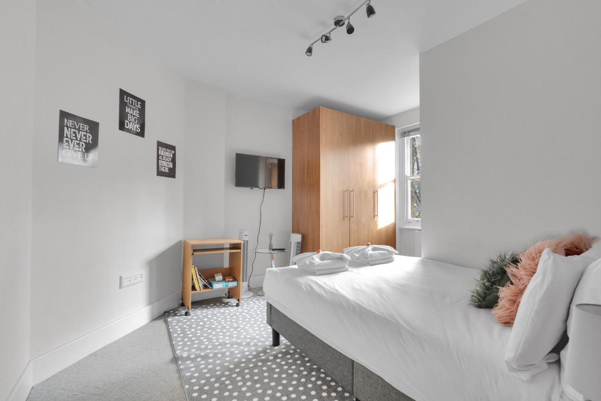Apartment Oxford Circus - 20Min Tube ,1Gb Fibre Wifi, 2Min To Tube & Heathrow, Free Snacks & Toiletries, 2 New Smart Tvs & Sofabed London
