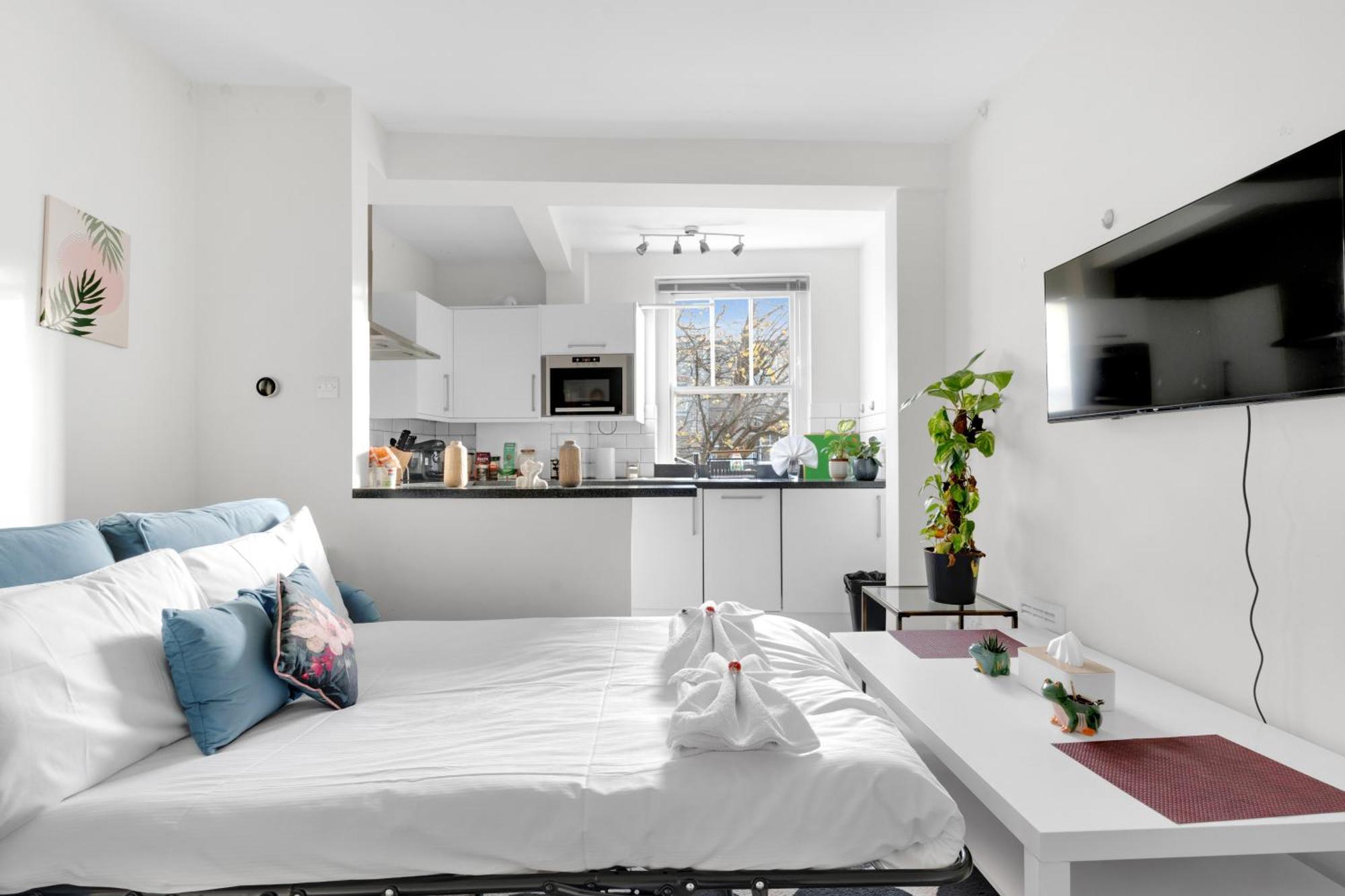 Oxford Circus - 20Min Tube ,1Gb Fibre Wifi, 2Min To Tube & Heathrow, Free Snacks & Toiletries, 2 New Smart Tvs & Sofabed London