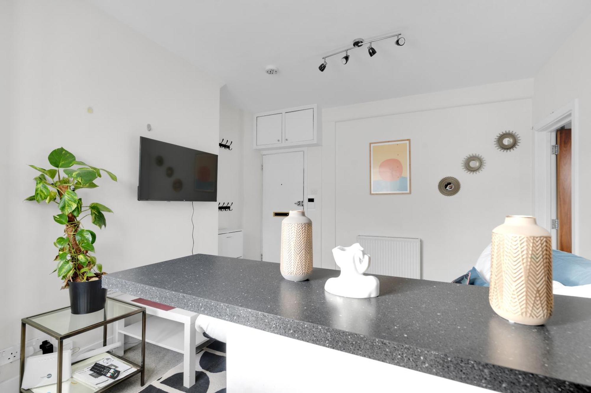 Oxford Circus - 20Min Tube ,1Gb Fibre Wifi, 2Min To Tube & Heathrow, Free Snacks & Toiletries, 2 New Smart Tvs & Sofabed * London