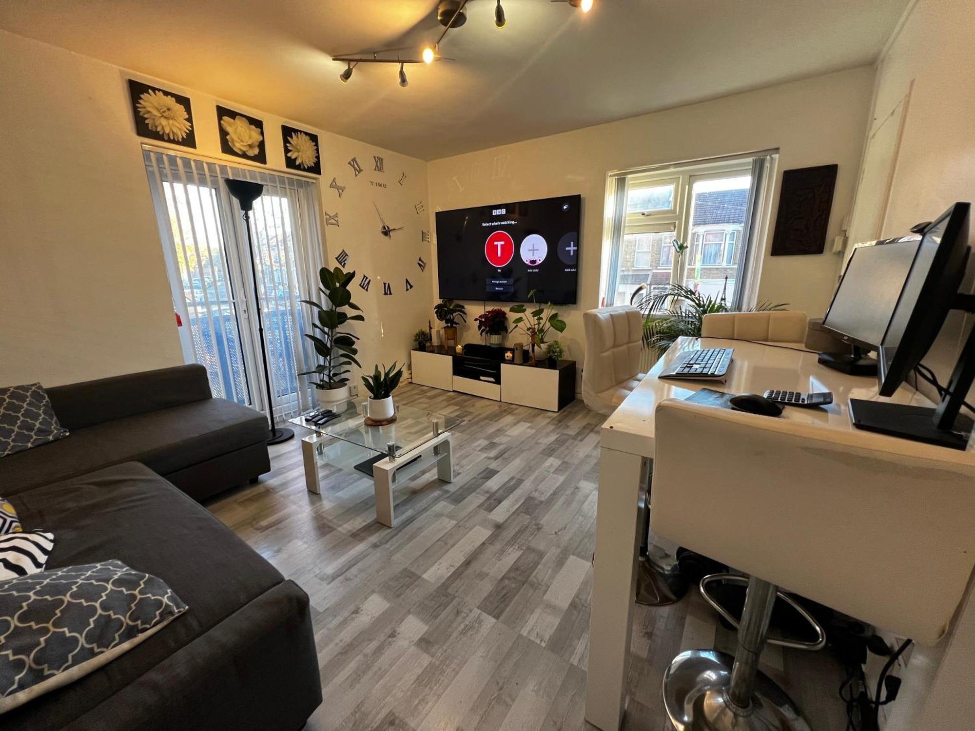 Apartment 1-bed Flat With Fast Wi-fi In Prime Location 15mins From *