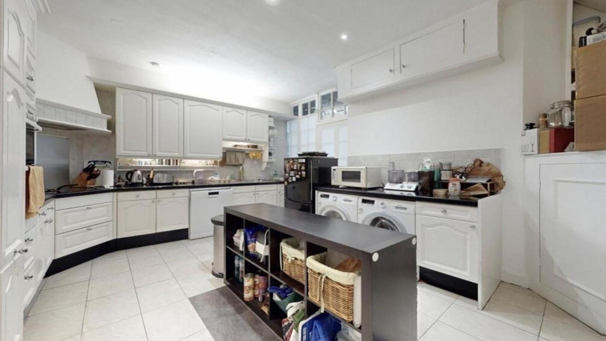 Bright & Spacious 4-bed Flat In * London