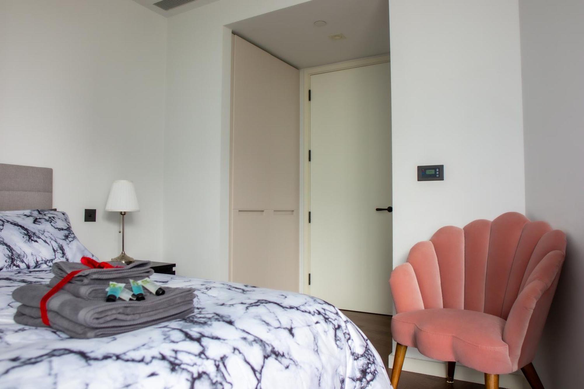 Apartment Luxury Steps From Battersea Power St And Close To Victoria & Chelsea
