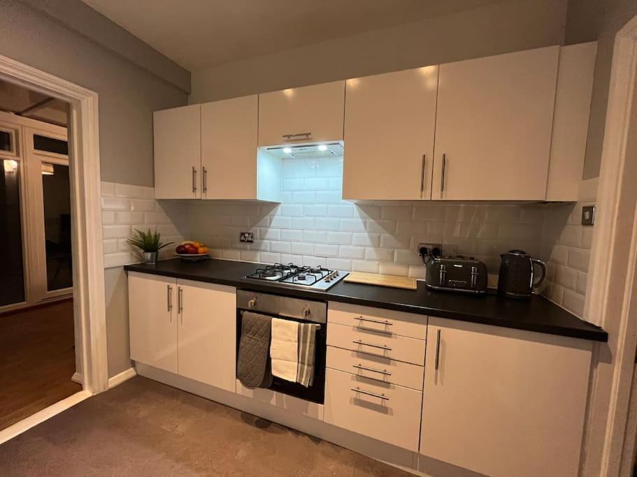 Cosy & Comfortable 3 Bed House, Office & Driveway Holiday home
