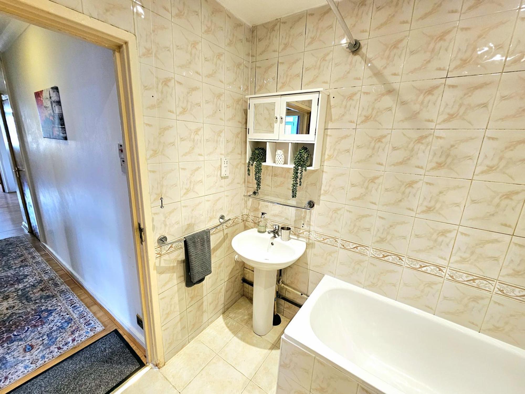 Bright & Spacious In Building With Lift, Right Next To Bayswater Station - Walk To Kensington Palace, Hyde Park, Little Venice & Notting Hill *