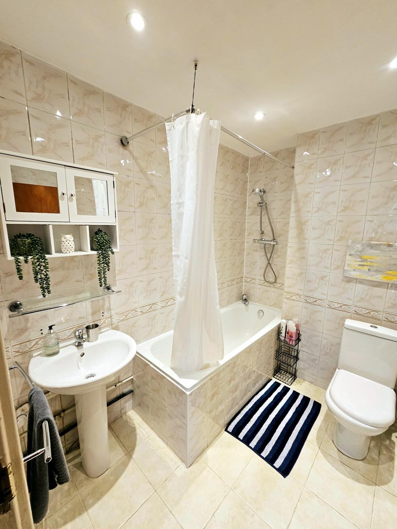 Apartamento Bright & Spacious In Building With Lift, Right Next To Bayswater Station - Walk To Kensington Palace, Hyde Park, Little Venice & Notting Hill