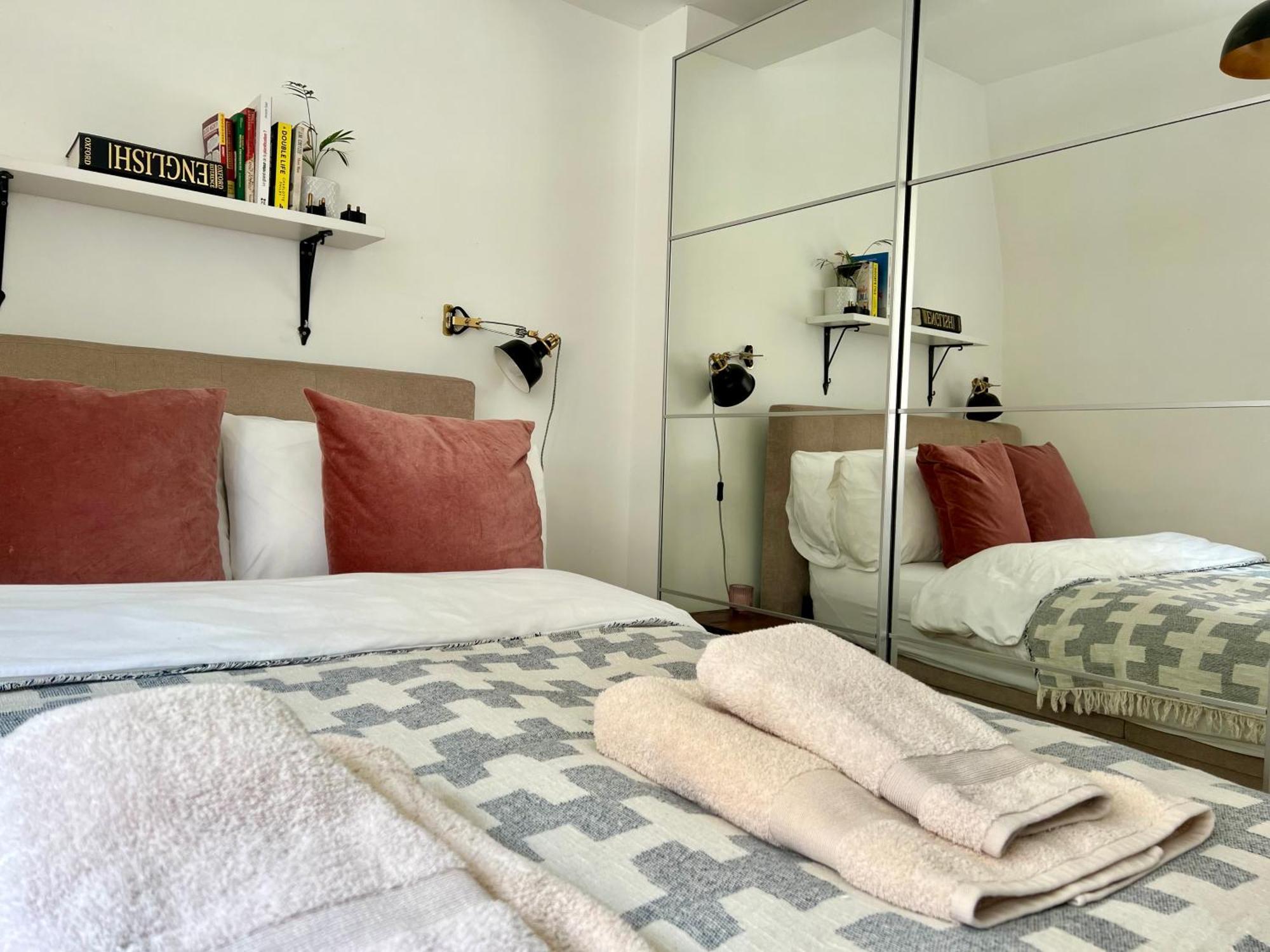 Flat In Victorian West Kensington Mansion Apartment *