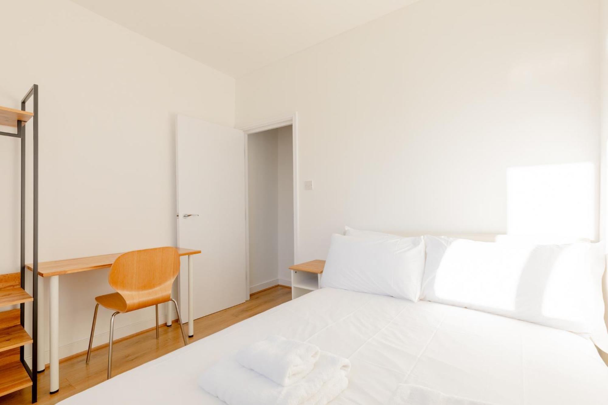 Spacious 2bd Flat Short Walk From Excel London