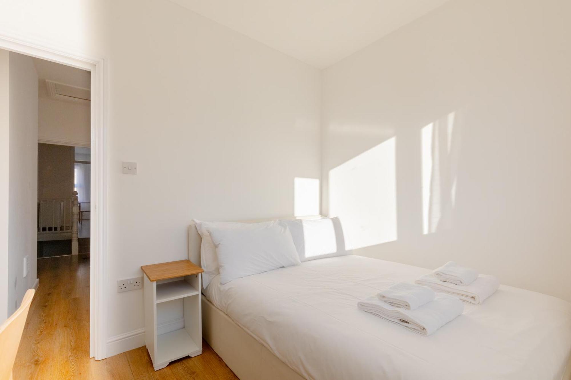 Spacious 2bd Flat Short Walk From Excel Apartment *