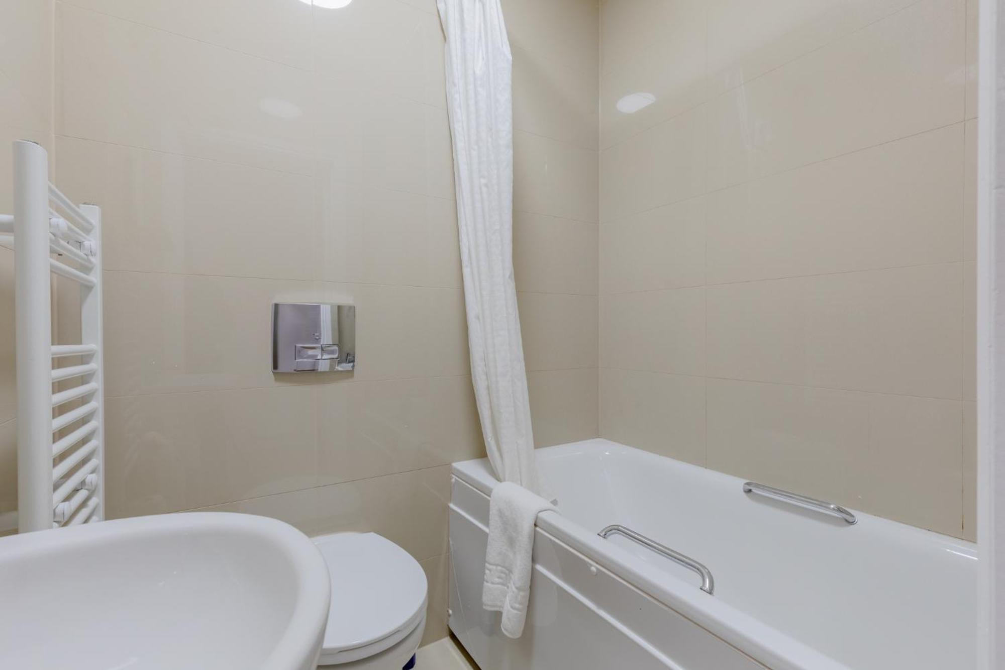 Spacious 2bd Flat Short Walk From Excel Apartment