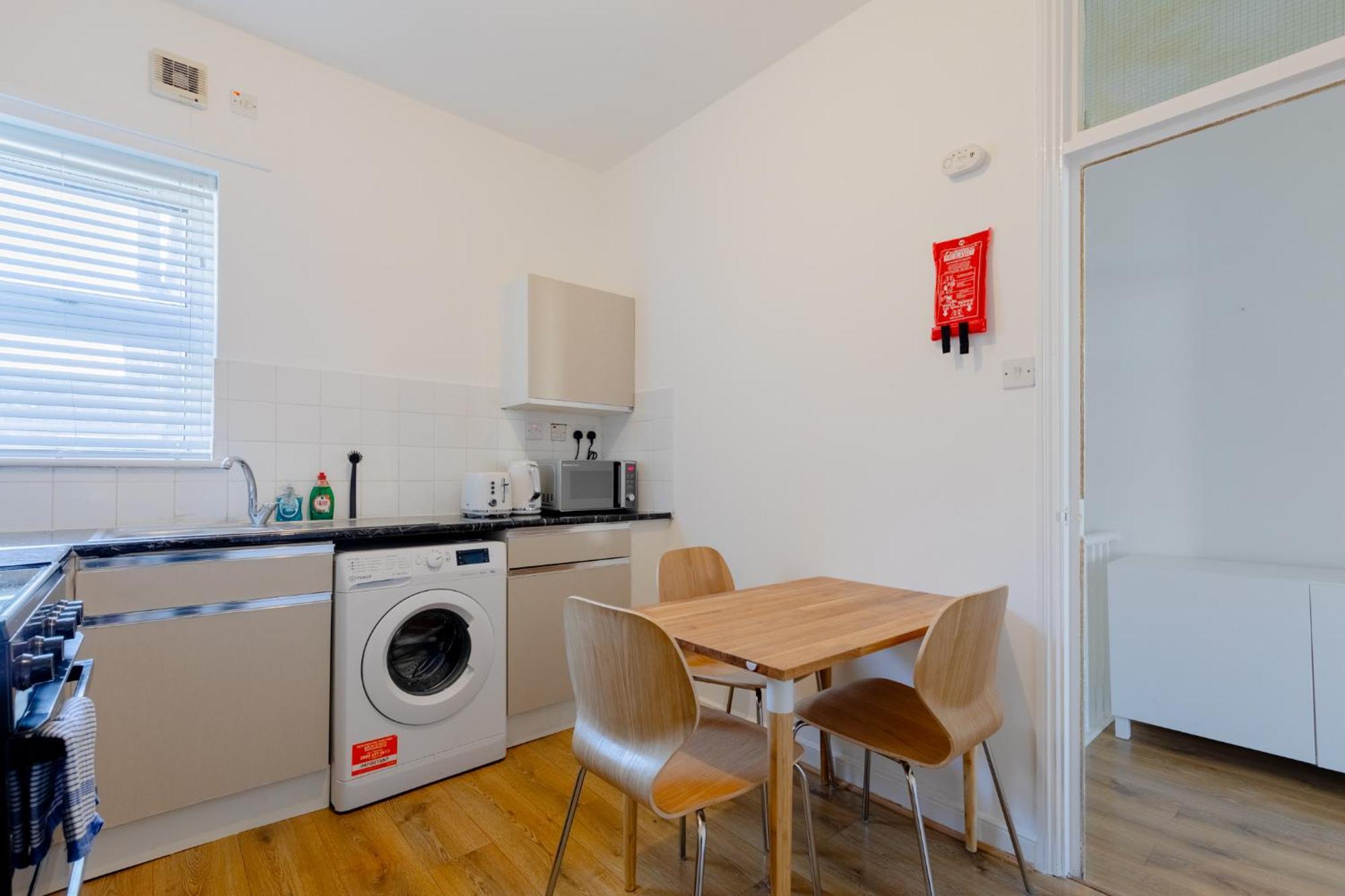 Spacious 2bd Flat Short Walk From Excel London