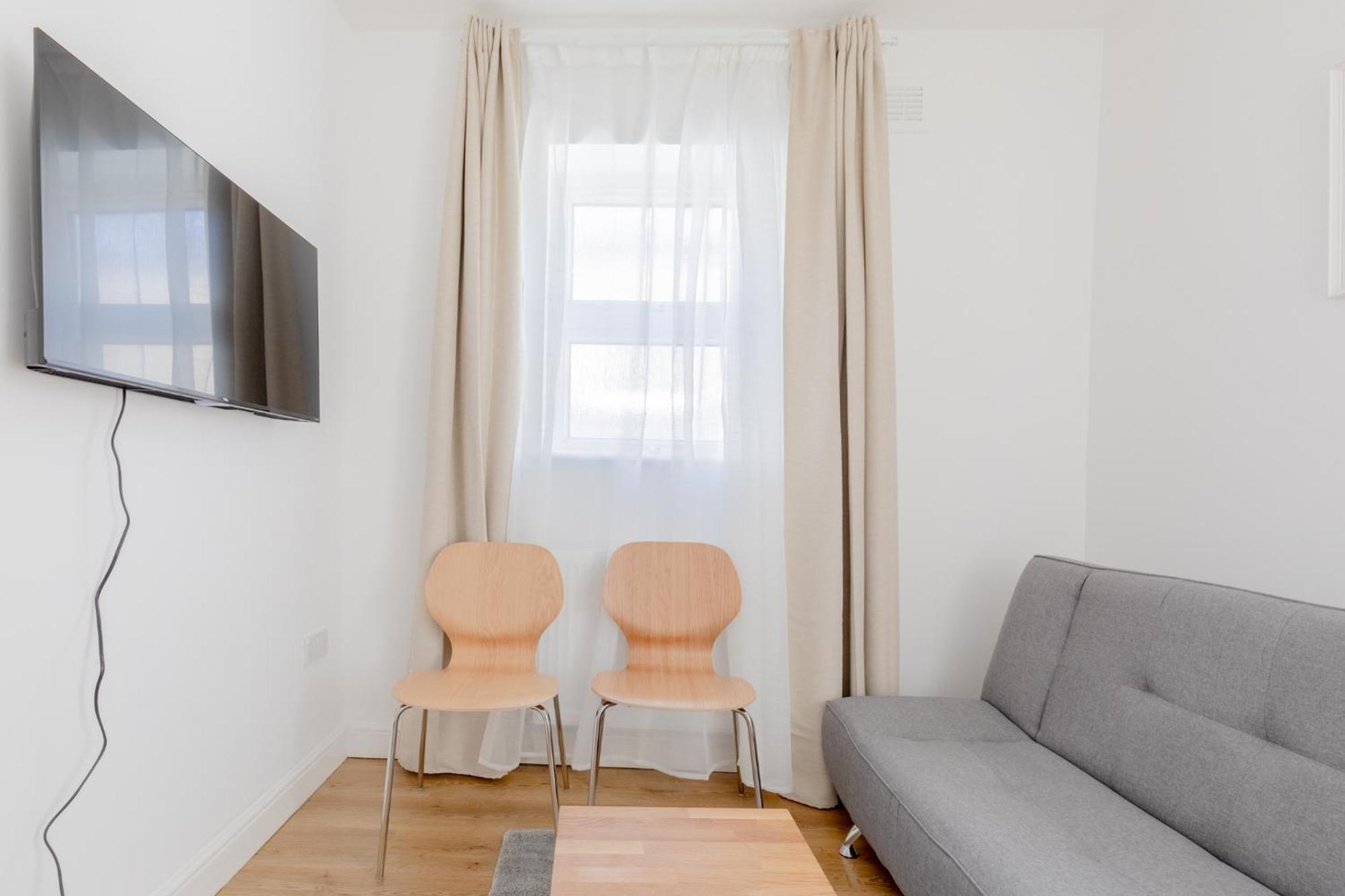 Spacious 2bd Flat Short Walk From Excel * London