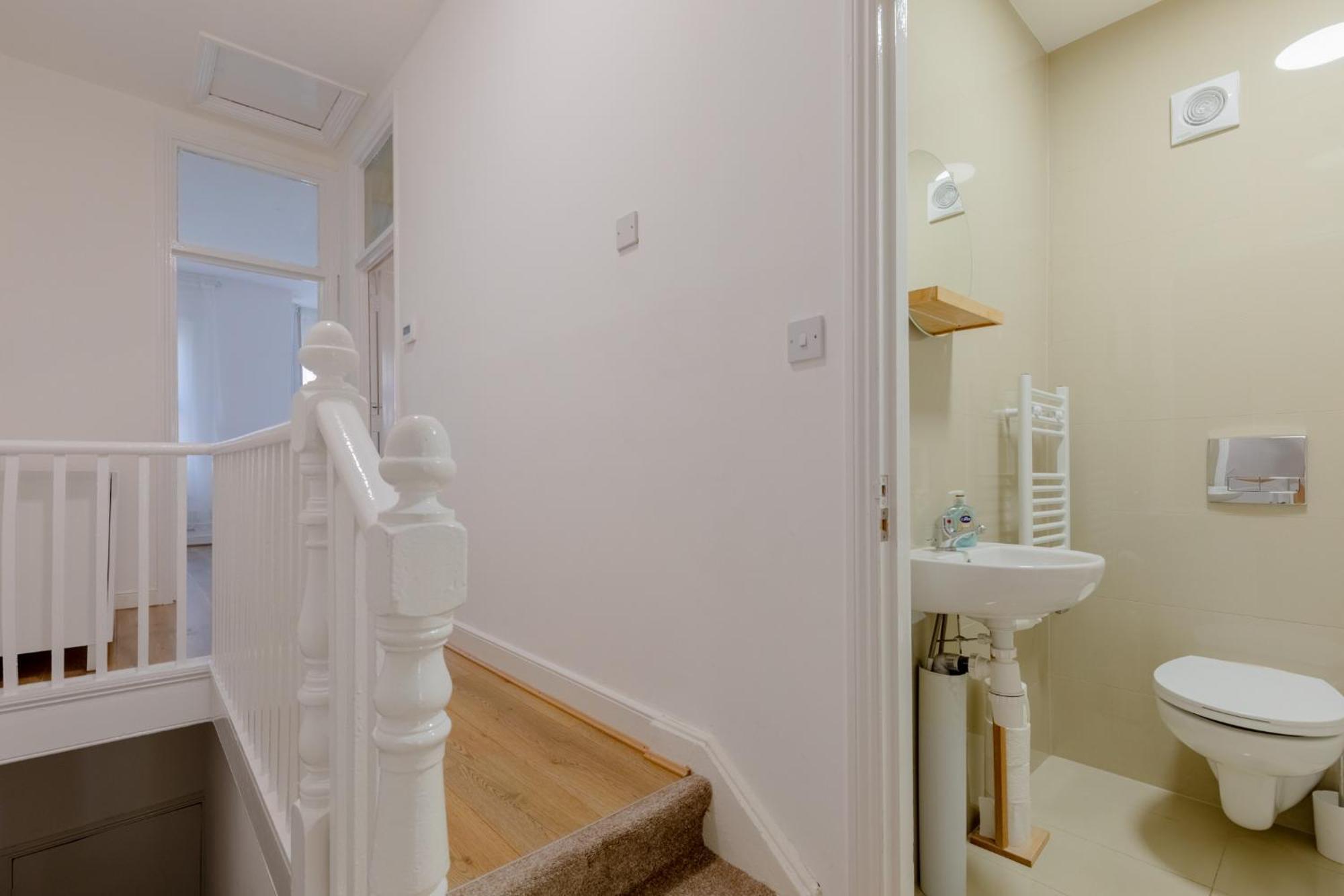 Spacious 2bd Flat Short Walk From Excel Apartment