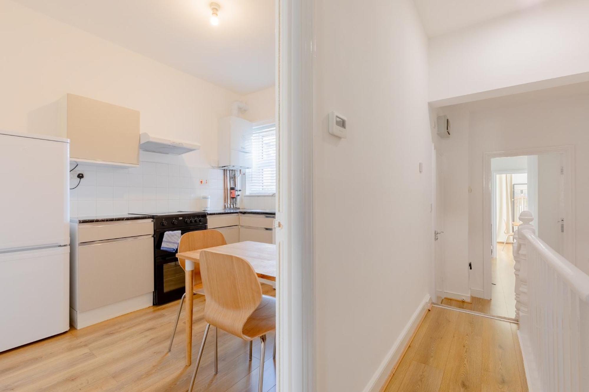 Spacious 2bd Flat Short Walk From Excel Apartment *