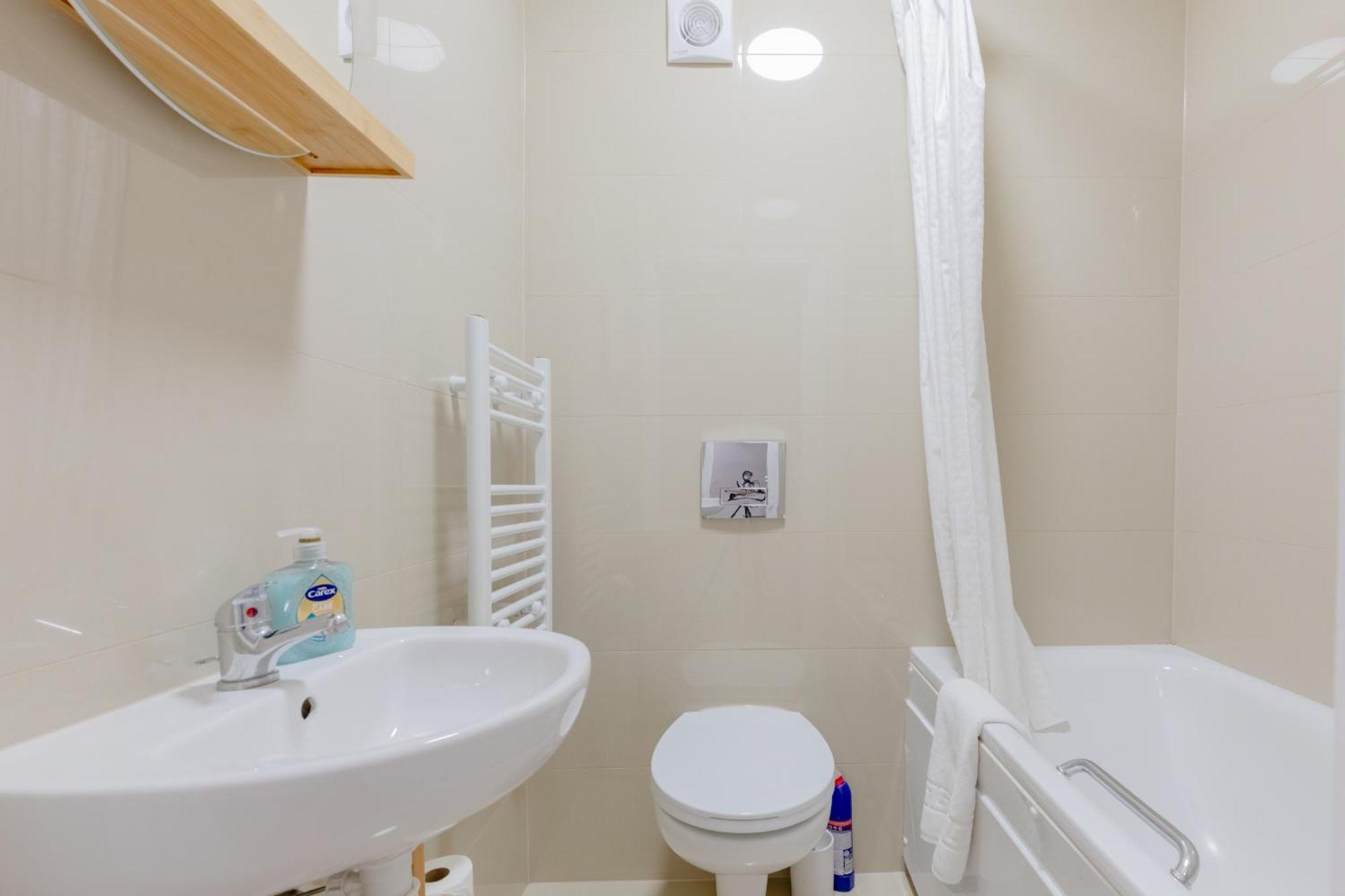 Spacious 2bd Flat Short Walk From Excel Apartment London