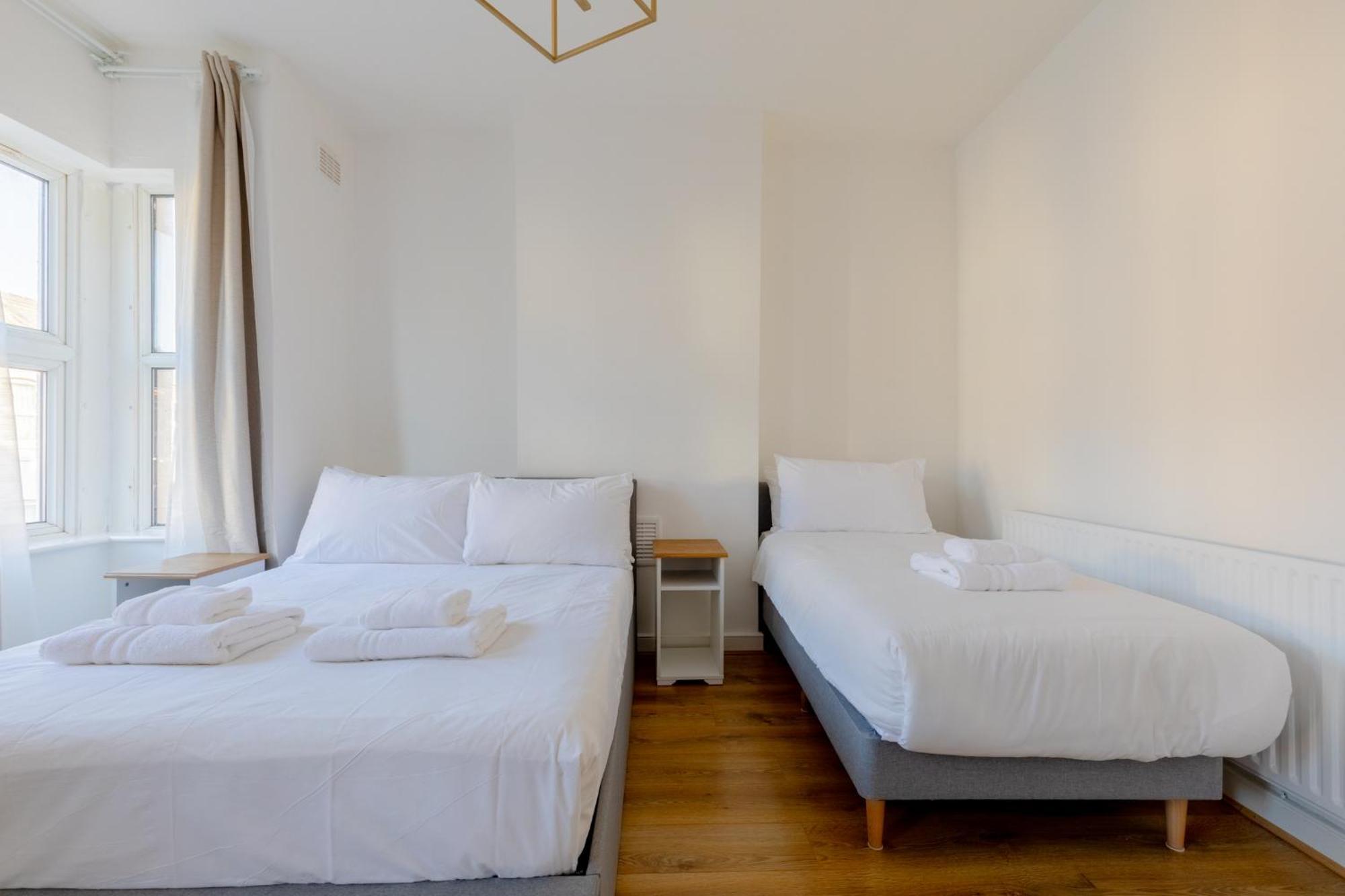 Spacious 2bd Flat Short Walk From Excel Apartment