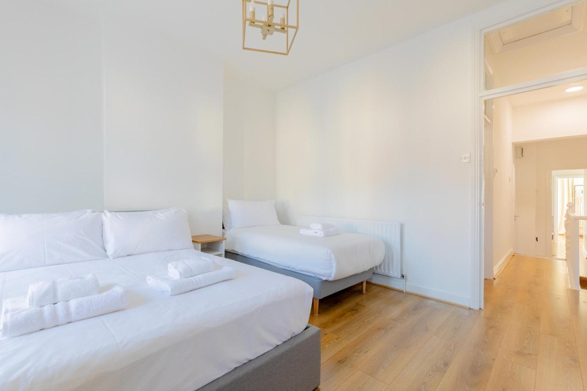 Spacious 2bd Flat Short Walk From Excel Apartment *