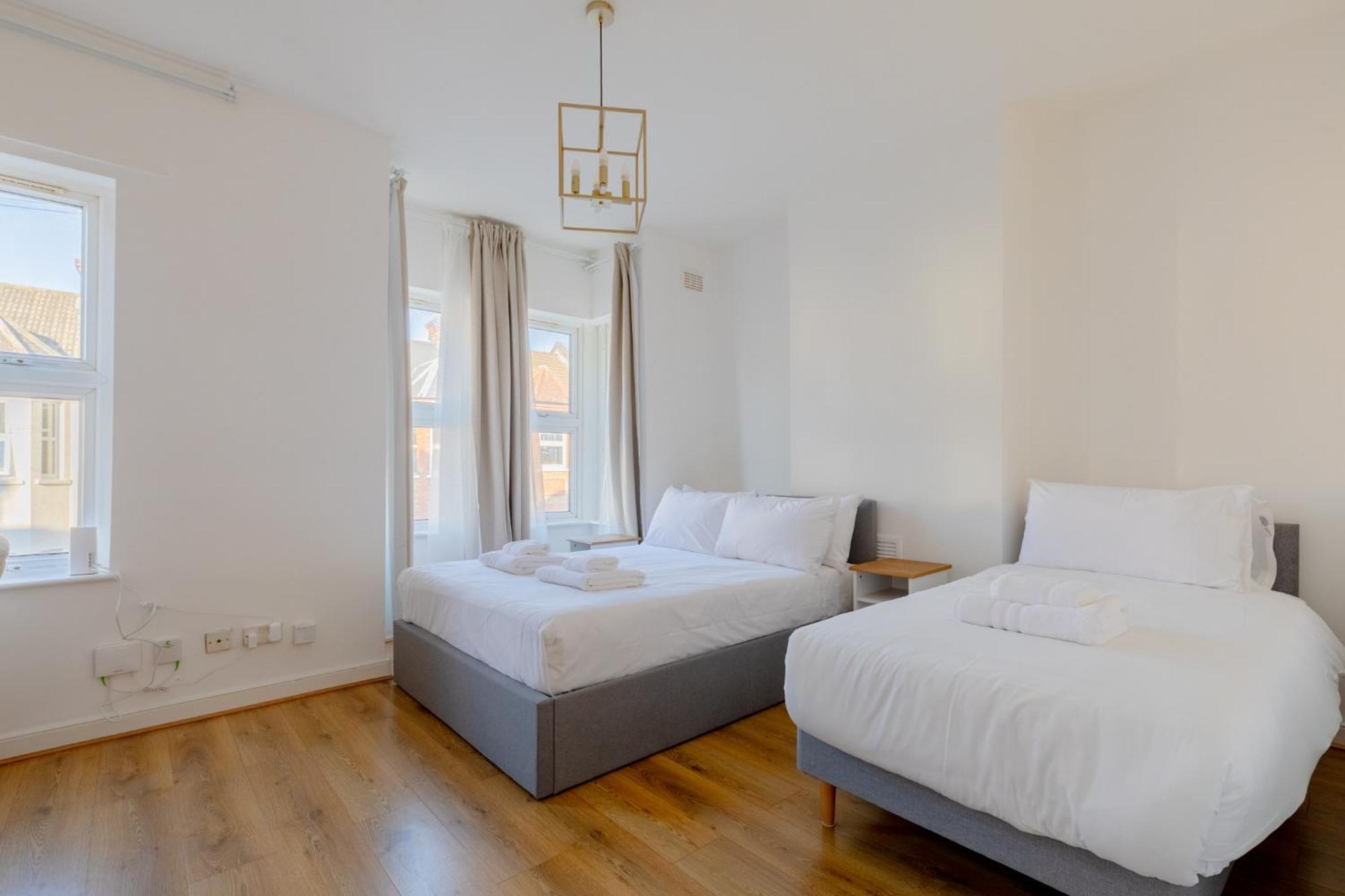 Spacious 2bd Flat Short Walk From Excel * London
