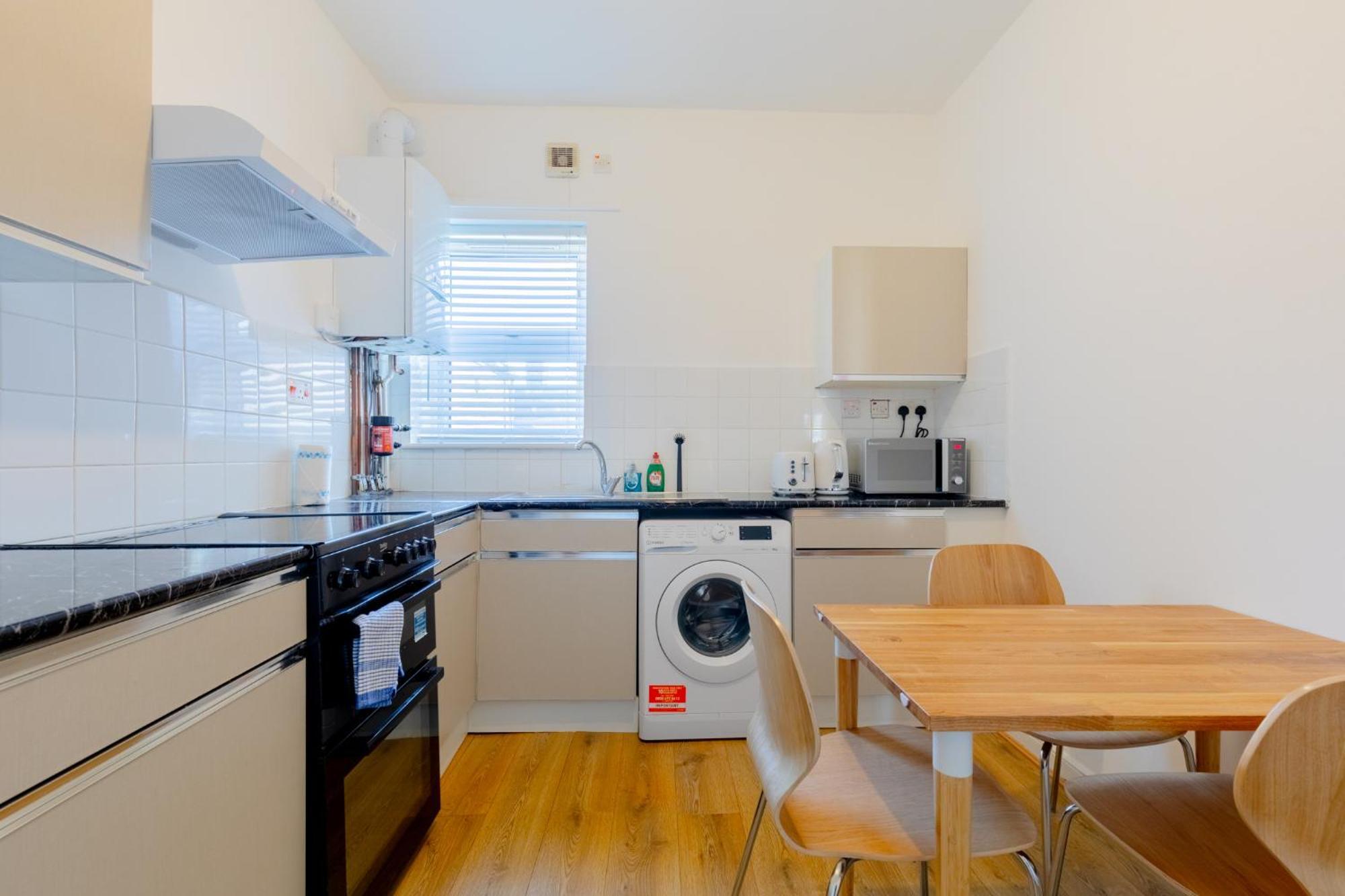 Spacious 2bd Flat Short Walk From Excel Apartment *