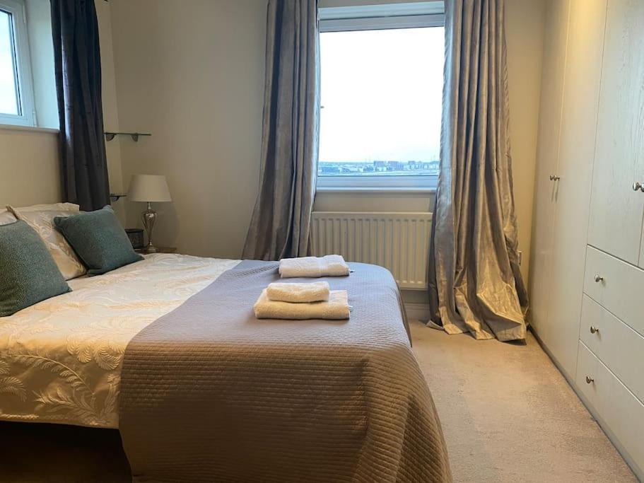 Apartment 2 Bedroom Royal Docks Riverside *