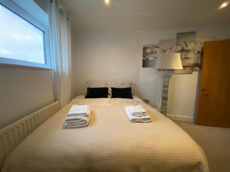 2 Bedroom Royal Docks Riverside *