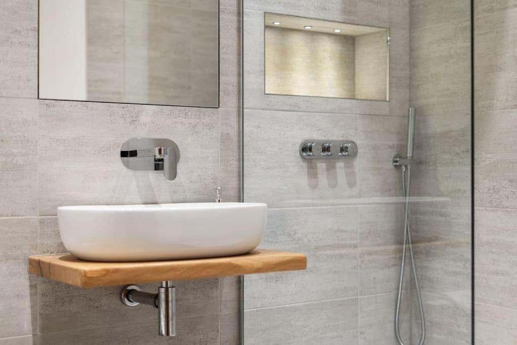 Stylish And Very With Balcony Apartment London