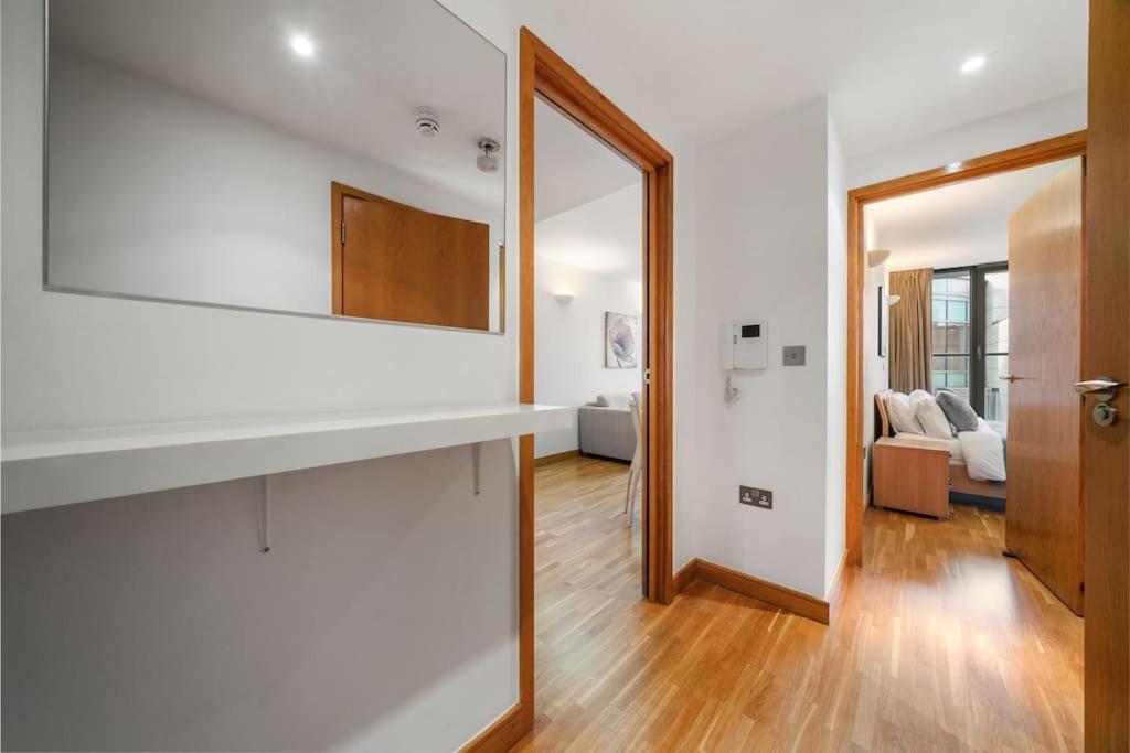 Apartment Stylish And Very With Balcony London