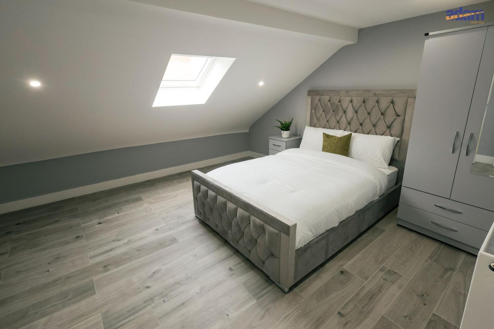 Adam Short Bed & Breakfast London