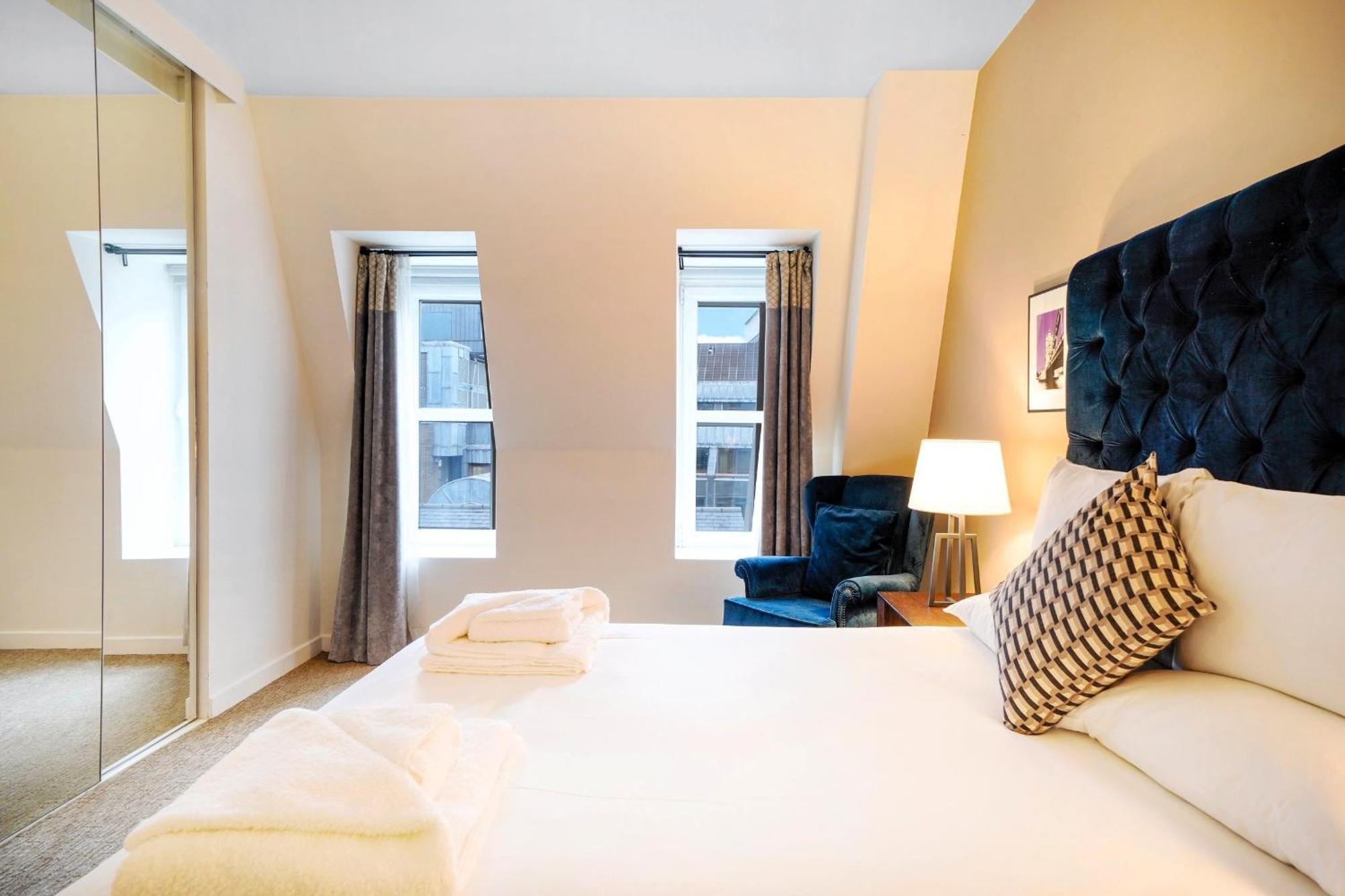 Monument Serviced By Lovelystay * London