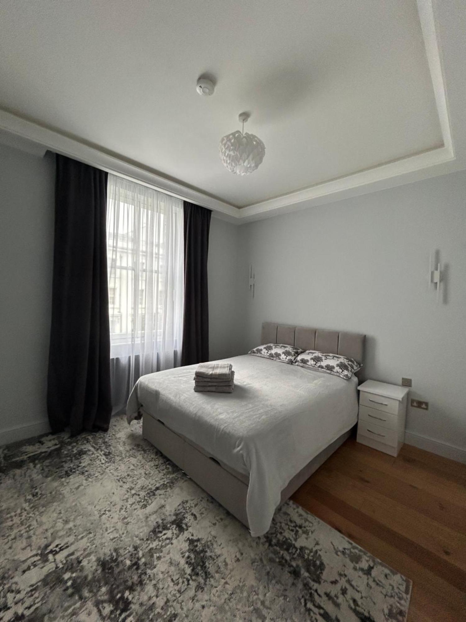 Stylish One Bed Flat In Paddington Pool And Gym Next Door Free Secure Underground Parking Nearby *