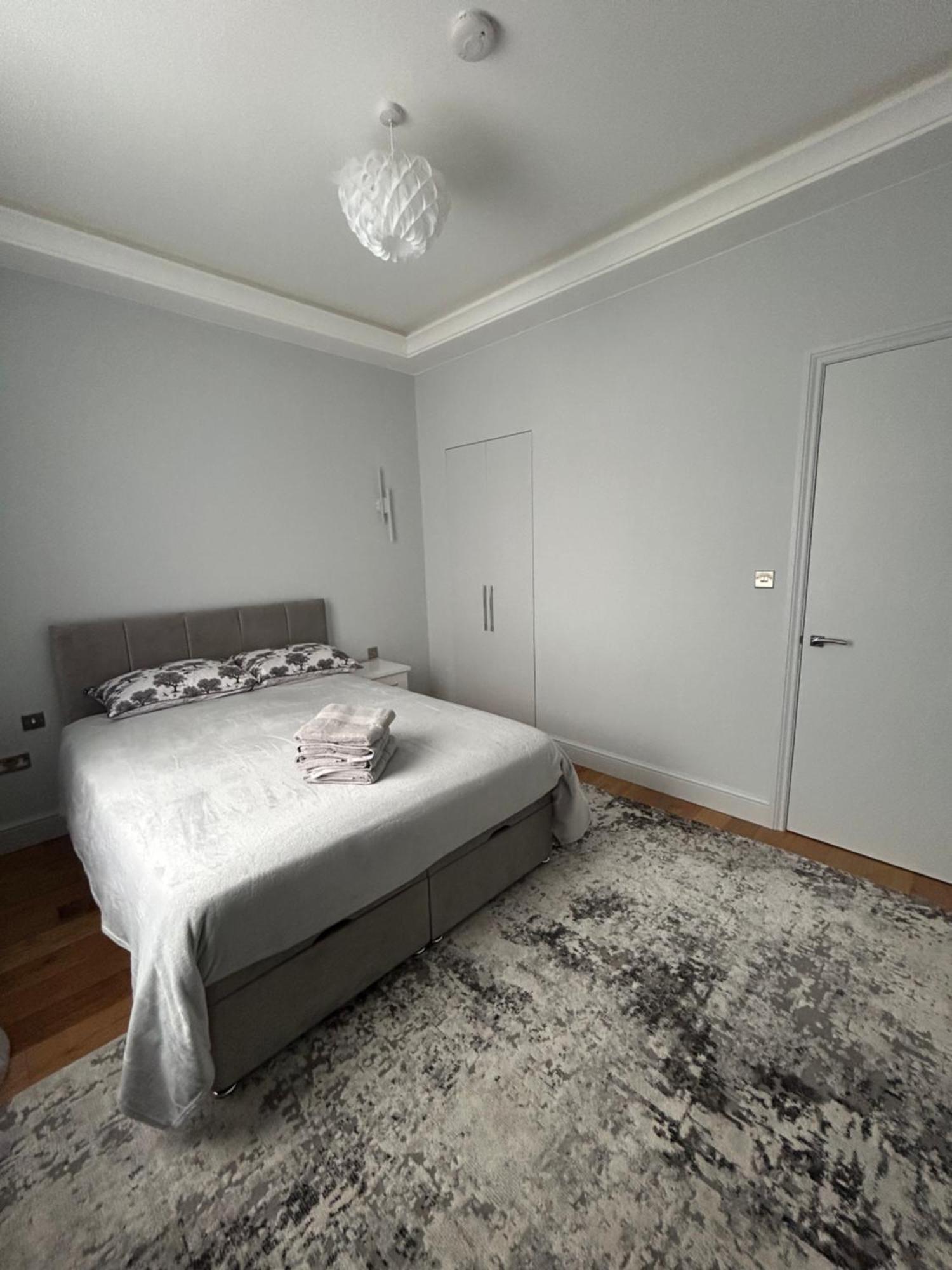 Stylish One Bed Flat In Paddington Pool And Gym Next Door Free Secure Underground Parking Nearby London