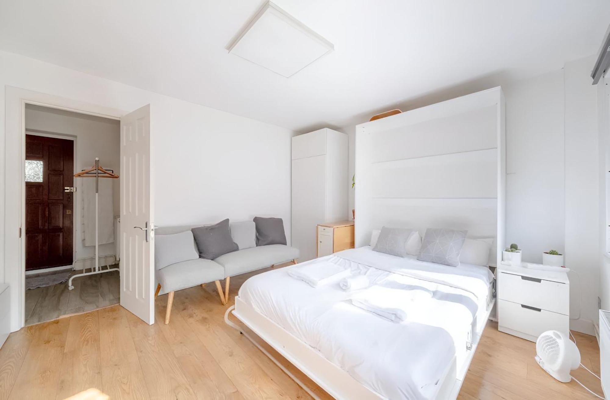 Modern With Bathroom & Garden In A Shared House - No Kitchen *
