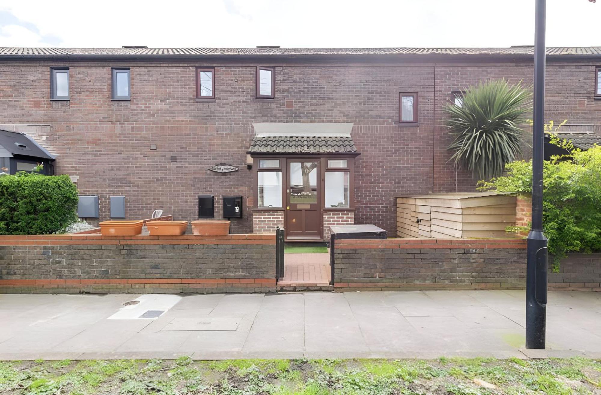 Homestay Modern With Bathroom & Garden In A Shared House - No Kitchen *