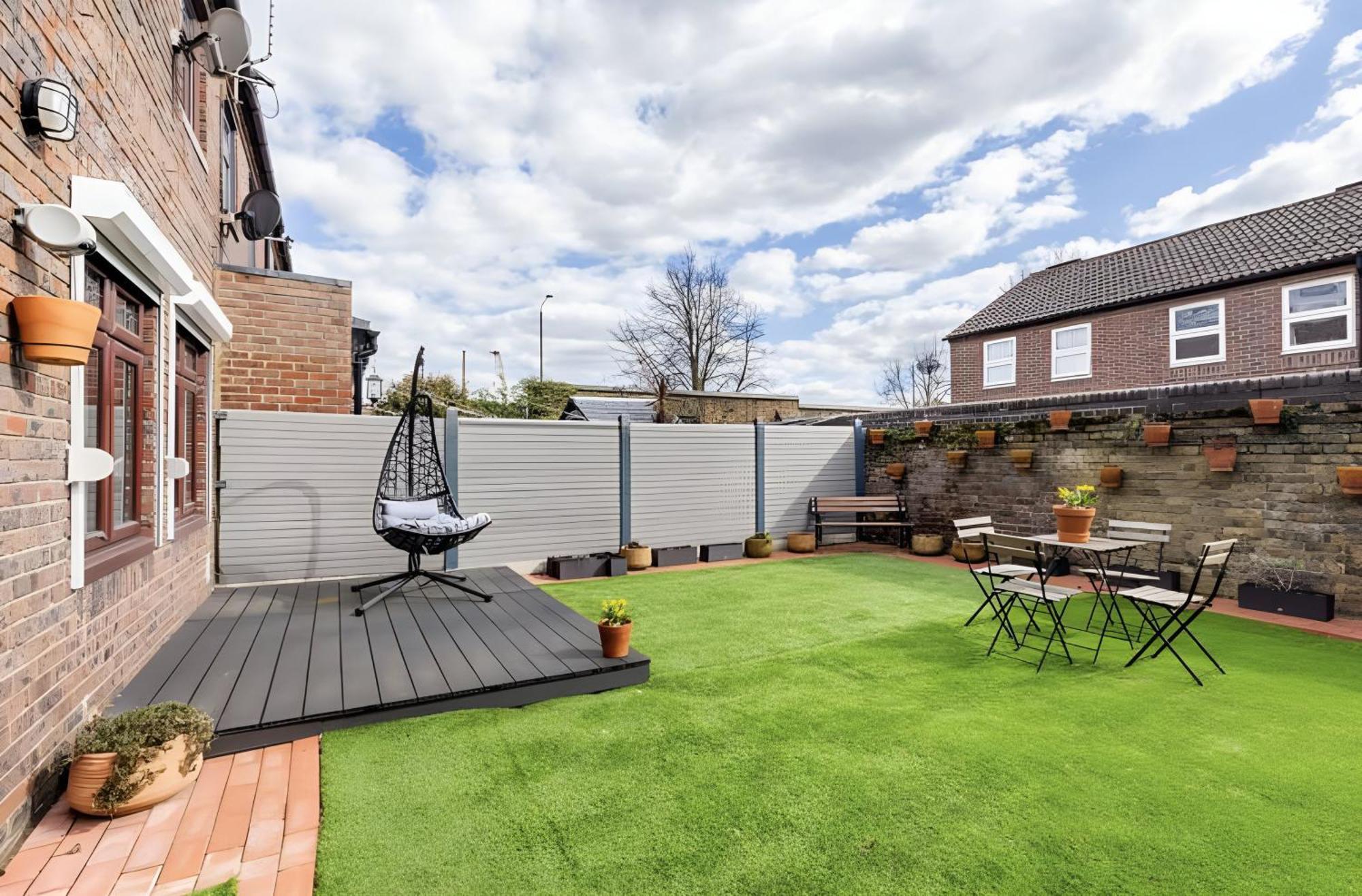 Homestay Modern With Bathroom & Garden In A Shared House - No Kitchen *