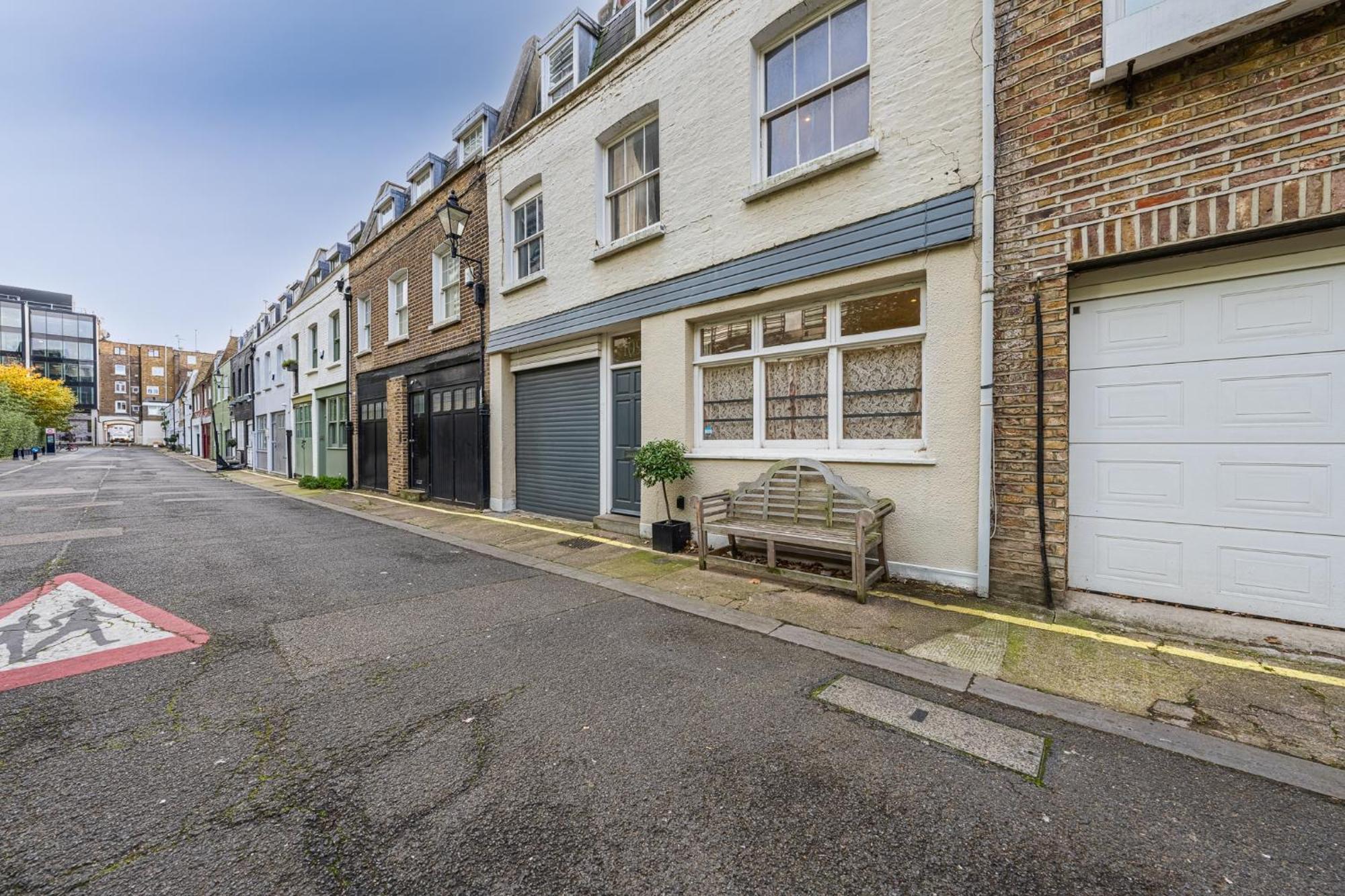 Apartment Huge 200sqm Luxury 3-bedroom Mews *