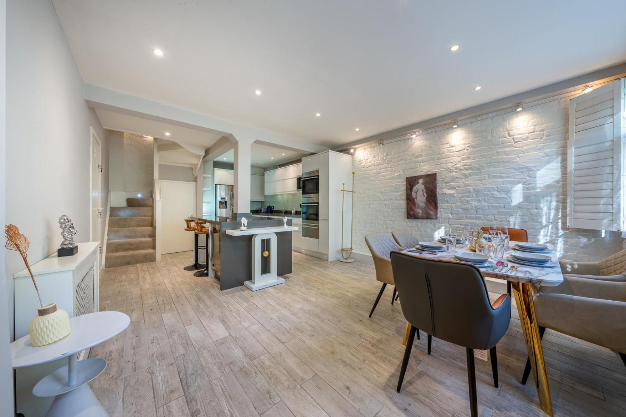 Huge 200sqm Luxury 3-bedroom Mews * London