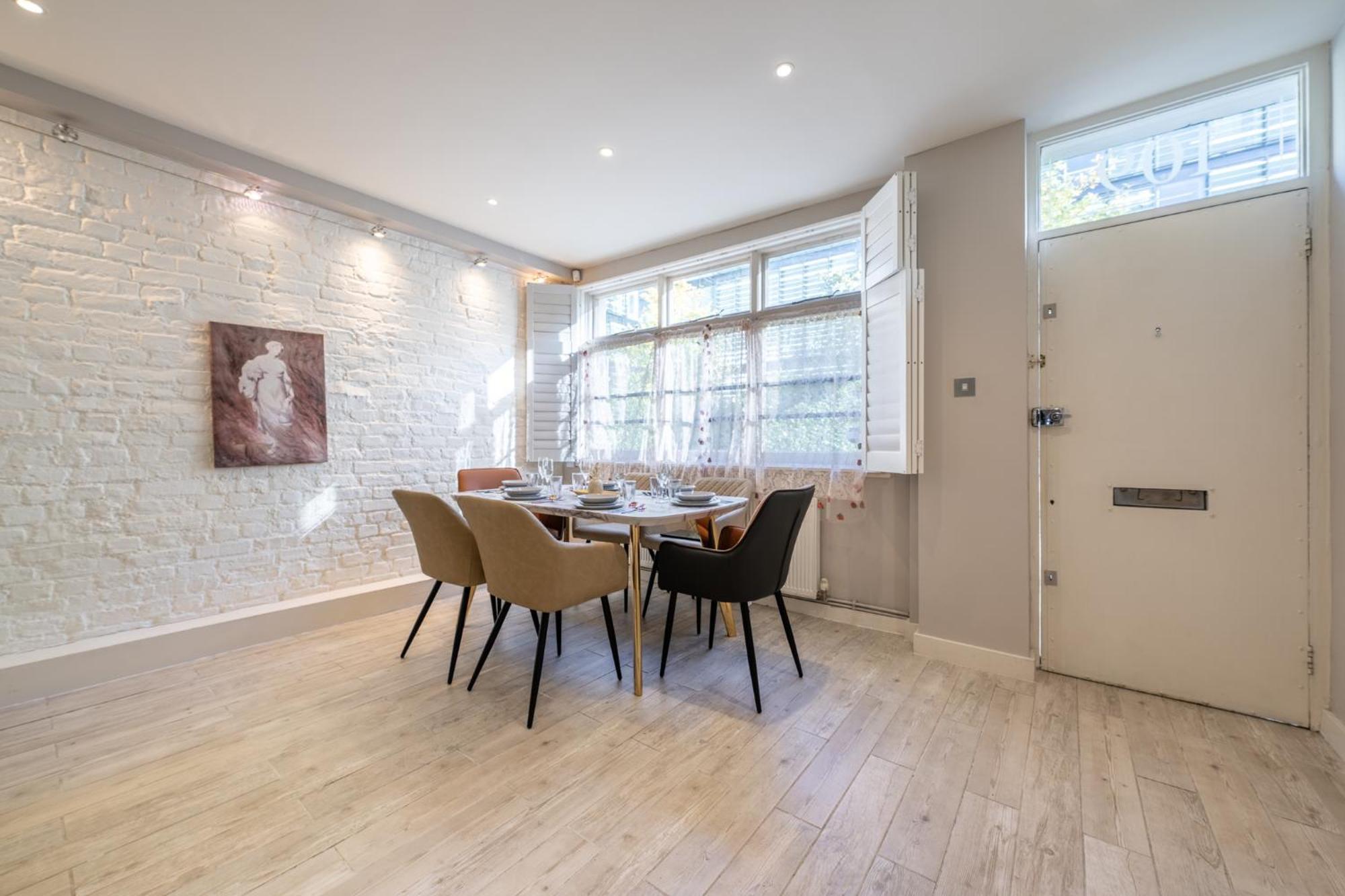 Huge 200sqm Luxury 3-bedroom Mews * London