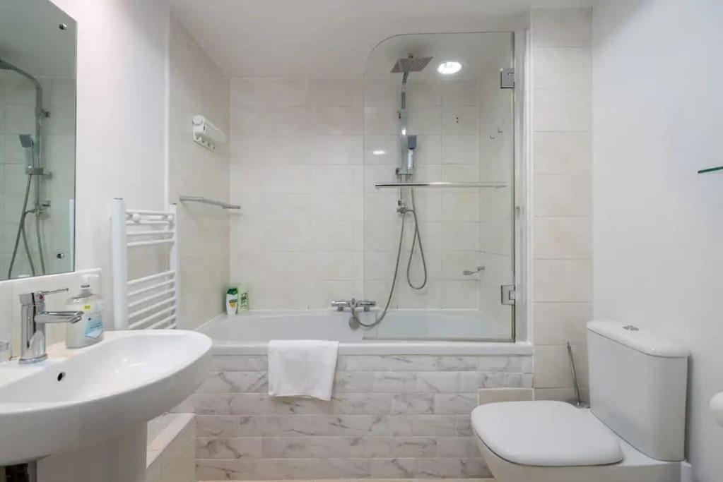 Apartment Modern Luxury Apartment, Sleeps Five, Barons Court London