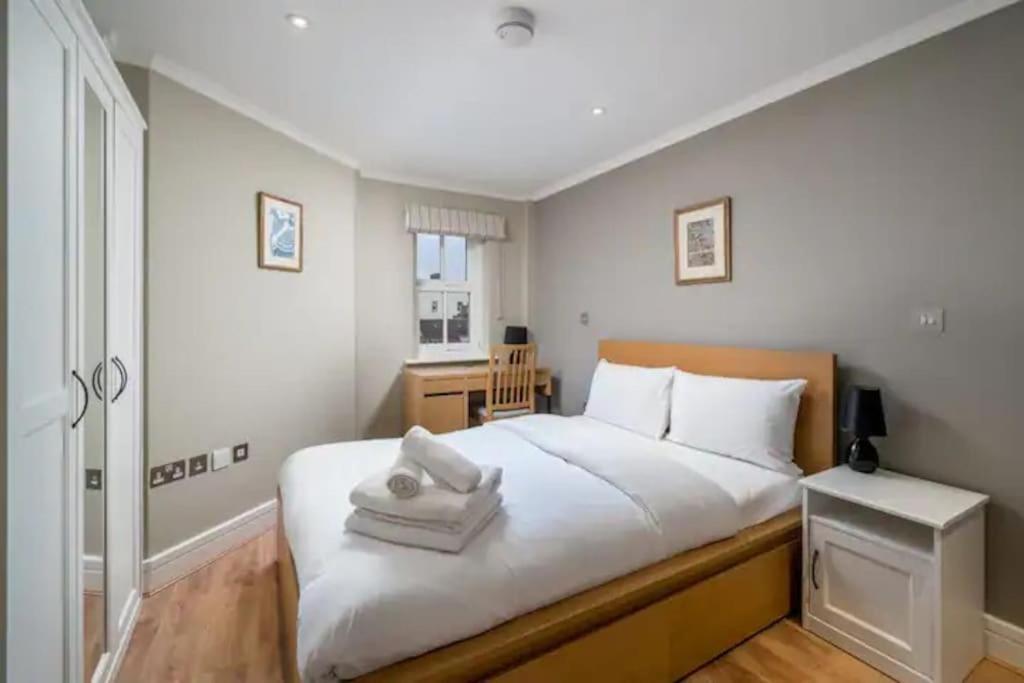 Apartment Modern Luxury Apartment, Sleeps Five, Barons Court London