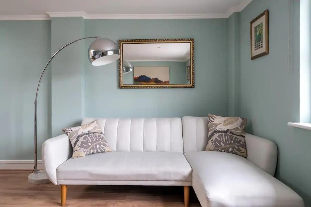 Modern Luxury Apartment, Sleeps Five, Barons Court * London
