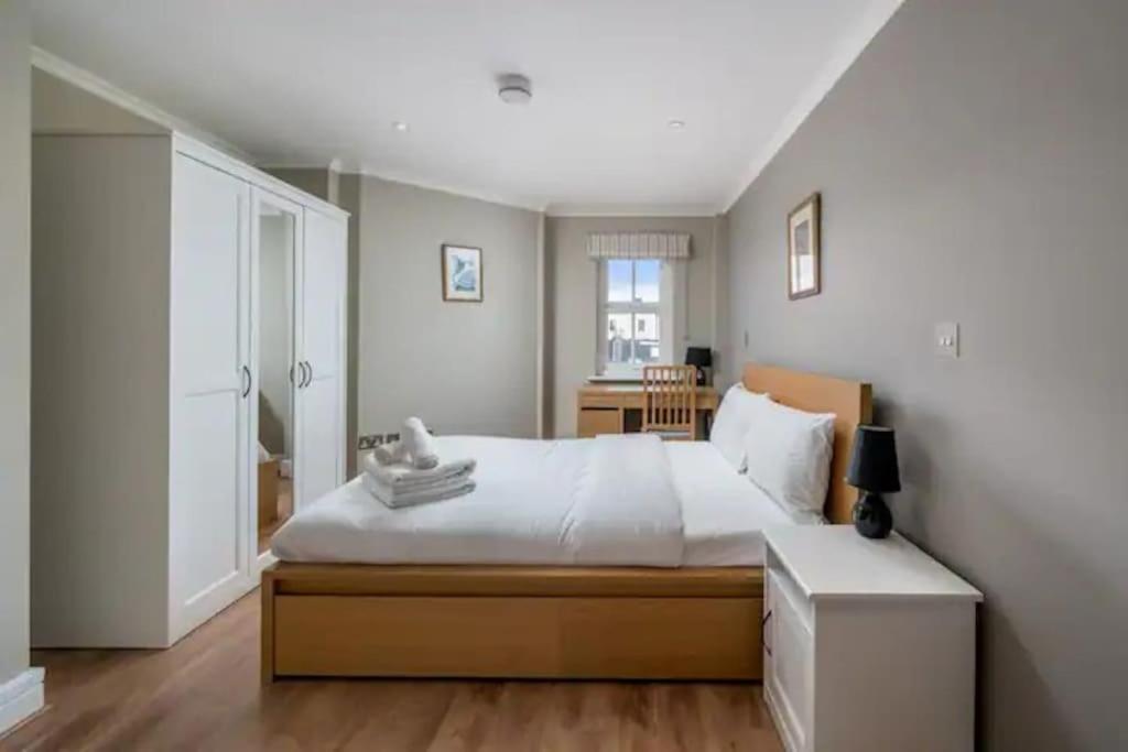 Modern Luxury Apartment, Sleeps Five, Barons Court Apartment *