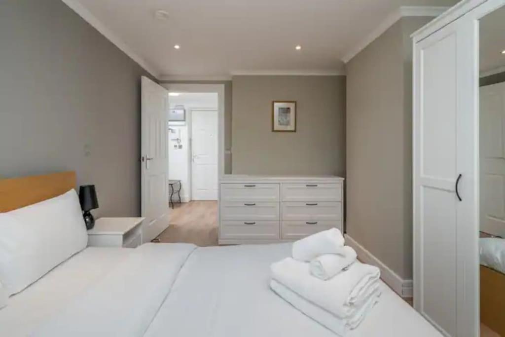 Modern Luxury Apartment, Sleeps Five, Barons Court Apartment London