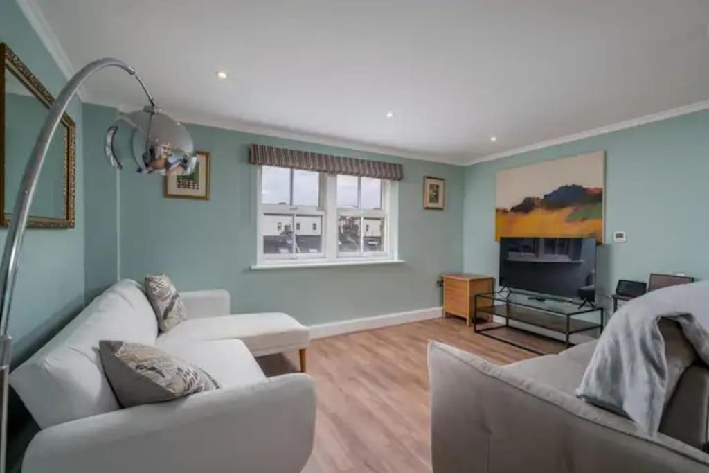 Modern Luxury Apartment, Sleeps Five, Barons Court Apartment *