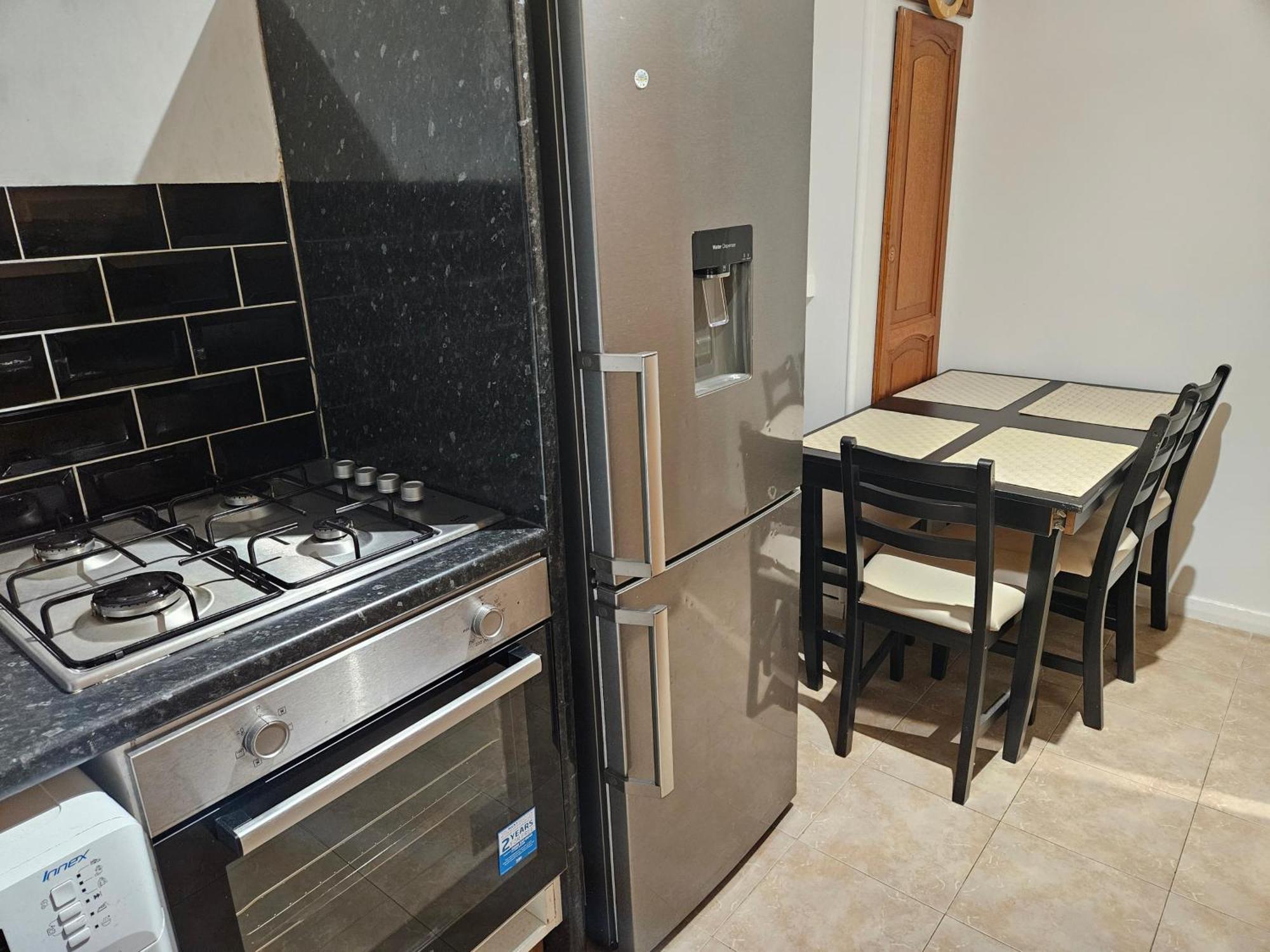 Mitcham Junction - 2 Bed - Sleeps 6 Apartment London