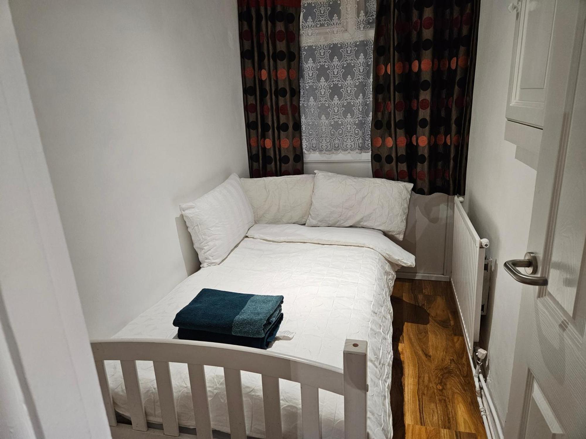 Apartment Mitcham Junction - 2 Bed - Sleeps 6 London