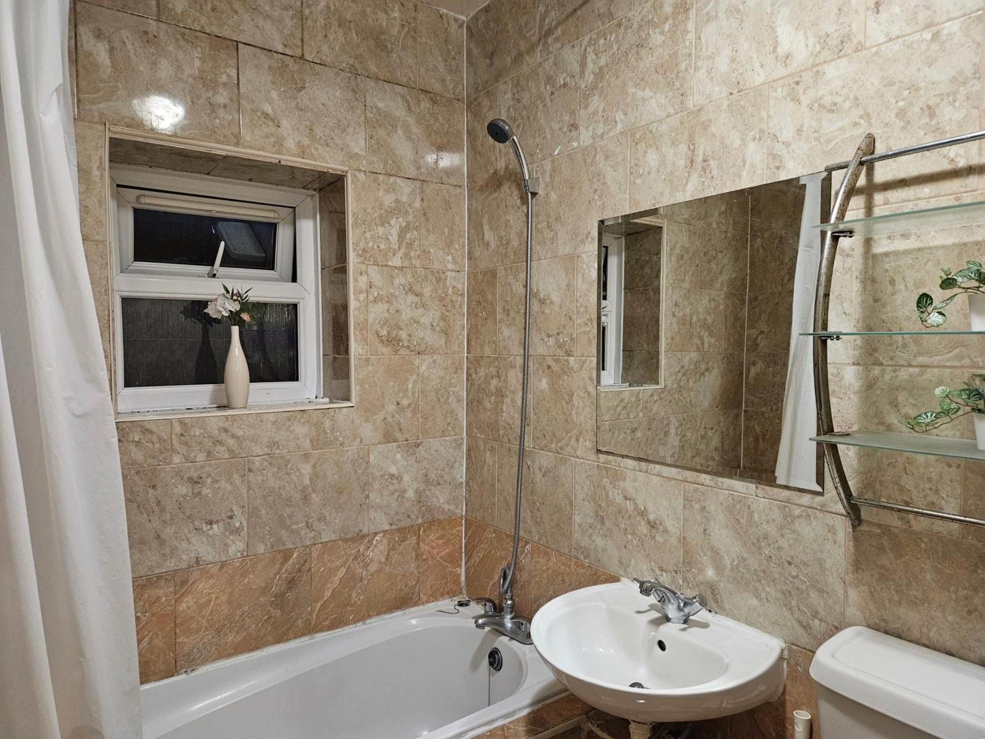 Apartment Mitcham Junction - 2 Bed - Sleeps 6 *